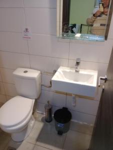 a bathroom with a toilet and a sink at King Studios in Koinyra