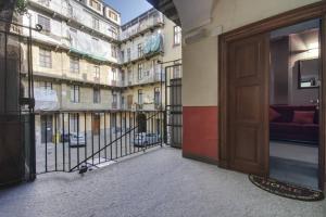 eine Tür zu einem Balkon mit Blick auf ein Gebäude in der Unterkunft Perla al centro di Torino - next Mole in Turin