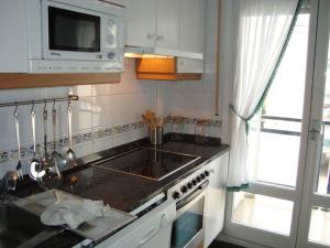 Η κουζίνα ή μικρή κουζίνα στο Apartamento a 130 metros de la playa Parking