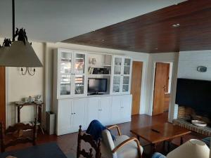 Μια τηλεόραση ή/και κέντρο ψυχαγωγίας στο Apartamento a 130 metros de la playa Parking