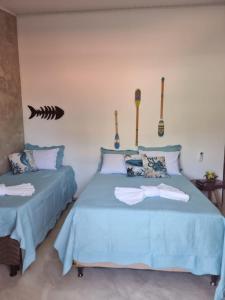 ein Schlafzimmer mit 2 Betten und Fledermäusen an der Wand in der Unterkunft Flat Sonhos de Milagres in São Miguel dos Milagres