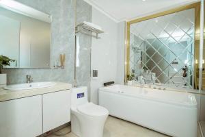 y baño con aseo, bañera y lavamanos. en Biển Sao 2 Hotel GV, en Ho Chi Minh