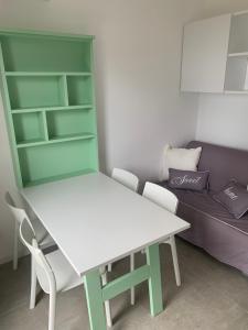 un tavolo e sedie in una stanza con divano di Torretta San Cerbone Baratti a Piombino