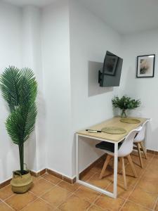 A television and/or entertainment centre at Estudios El Quijote