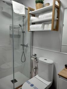 A bathroom at Estudios El Quijote