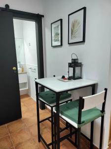 A kitchen or kitchenette at Estudios El Quijote