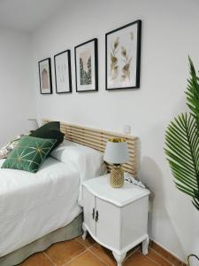A bed or beds in a room at Estudios El Quijote
