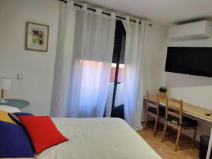 A bed or beds in a room at Estudios El Quijote