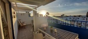 - un balcon avec une table et des chaises dans l'établissement Aguazul, à Puerto del Carmen