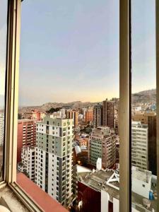 uma vista da cidade a partir de uma janela em Hermoso Departamento en La Paz, céntrico, Sopocachi em La Paz