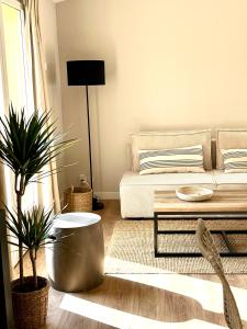 sala de estar con sofá y mesa de centro en Charmante maisonnette avec jardin et piscine en Aix-en-Provence