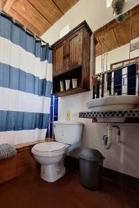 ein Badezimmer mit Toilette und Waschbecken in der Unterkunft Sweet little cottage at Lake La Laguna in San Pedro La Laguna