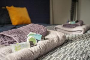 eine Gruppe Handtücher auf dem Bett in der Unterkunft Exclusive house for contractors and families in Buttershaw