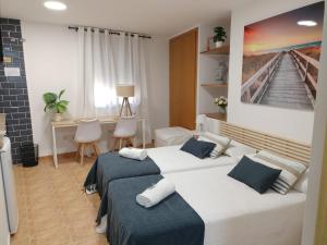 A bed or beds in a room at Estudios El Quijote
