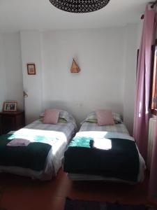 dos camas sentadas una al lado de la otra en un dormitorio en El Tinao, en Yegen