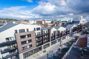 uma vista aérea de uma cidade com edifícios em JOST Hôtel Le Havre Centre Gare em Le Havre