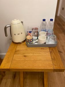 a mixer sitting on top of a wooden table at Dave & Kelz Deluxe king size studio room in Builth Wells