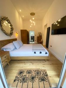 a bedroom with a large bed in a room at Dave & Kelz Deluxe king size studio room in Builth Wells
