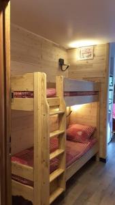 Postel nebo postele na pokoji v ubytování Studio douillet aux deux Alpes