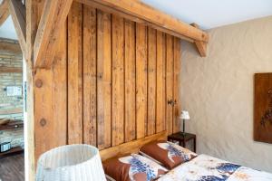 StahnsdorfにあるApartment am Kirchplatz 7のソファ付きの木製の壁の客室です。
