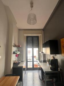 uma cozinha com uma grande janela e uma mesa em Deodato Guest House em Catânia