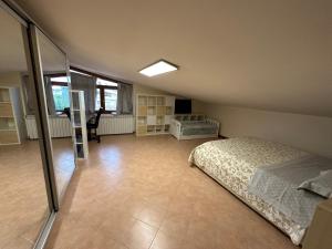 1 dormitorio con 1 cama y 1 habitación con ventana en Suite Tania, en Fregene