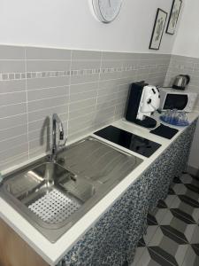 a kitchen counter with a sink and a toaster at Bell'e Buono vicino aeroporto di Capodichino in Naples