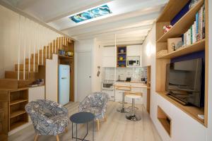 a small kitchen with chairs and a table in a room at Chats Perchés in Bouzigues