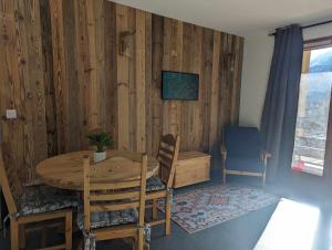 Posezení v ubytování Appartement 4 couchages ,plein sud calme + 2 fotografie