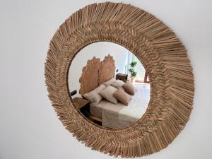 uno specchio a parete con un letto in camera di Casa con jacuzzi y piscina con vistas al castillo a Corbera de Alcira