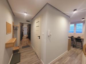 een kamer met een hal met een deur en een bureau bij Apartament Nad Klifem SEA VIEW in Gdynia