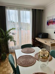 Fotografia z galérie ubytovania Bergson Top - Appart 80m2, 2 grandes chambres, entièrement rénovée et équipée, lumineux, WIFI, balcon, calme, vue imprenable v destinácii Saint-Étienne