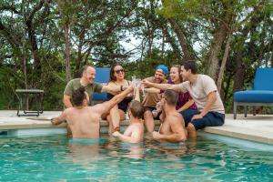 um grupo de pessoas sentadas na piscina em Starlight Horizon M - The Jackrabbit em Canyon Lake