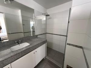 y baño con lavabo y ducha. en Apartment 4 Rent - Av San Borja Sur Cdra 4, en Lima