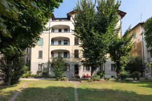 ein Apartmenthaus inmitten eines Parks in der Unterkunft Milano Style Apartment in Città Studi in Mailand