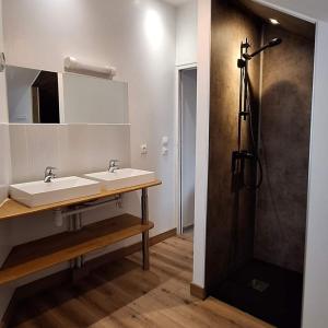 a bathroom with two sinks and a shower at Jolie maison en tuffeau dans le centre de Saumur in Saumur