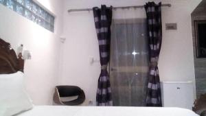 a bedroom with a black and white shower curtain at Villa takamelouer immo in Brazzaville +13 photos