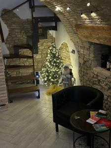 una sala de estar con un árbol de Navidad en una pared de piedra en PETITE MAISON, en Lanciano