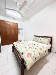 a bedroom with a bed and a ceiling at Homestay Dsunway in Petaling Jaya