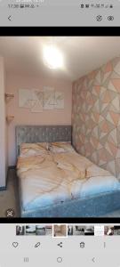 een foto van een slaapkamer met een groot bed bij Royal house in Ilkeston