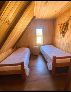 Una cama o camas en una habitación de cabaña vista al volcan