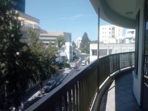 - un balcon donnant sur une rue dans l'établissement Lovely 4-Bed Apartment in Nicosia center, à Nicosie