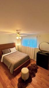 um quarto com uma cama grande e uma janela em Entire house 3 min Drive to beach em Eastern Passage