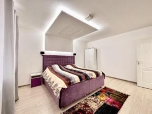 um quarto com uma cama grande num quarto branco em Villa Max em Sarajevo