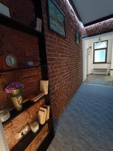 a brick hallway with a brick wall and a shelf at Apartament ultracentral in Oradea