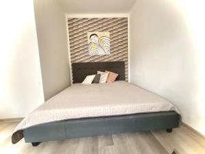 a bed in a bedroom with a head board at Apartment 1 in the Bank House in Kutná Hora