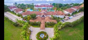 an aerial view of a large house with a pool at Villa de Ali in Palma real in La Ceiba