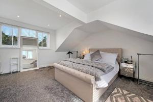 Tempat tidur dalam kamar di 3BD Retreat Boothstown Manchester