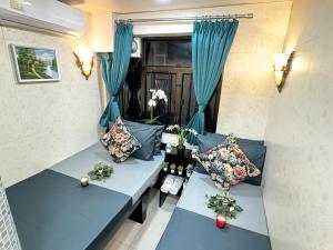 una vista aérea de una sala de estar con sofás azules en New International Guest House, en Hong Kong