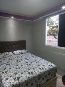 um quarto com uma cama e uma janela em São Salvador Guest House em Salvador